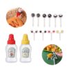 mini pinchos y botellas de salsa
